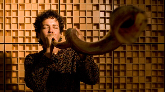 Jennie Litvack blows the shofar