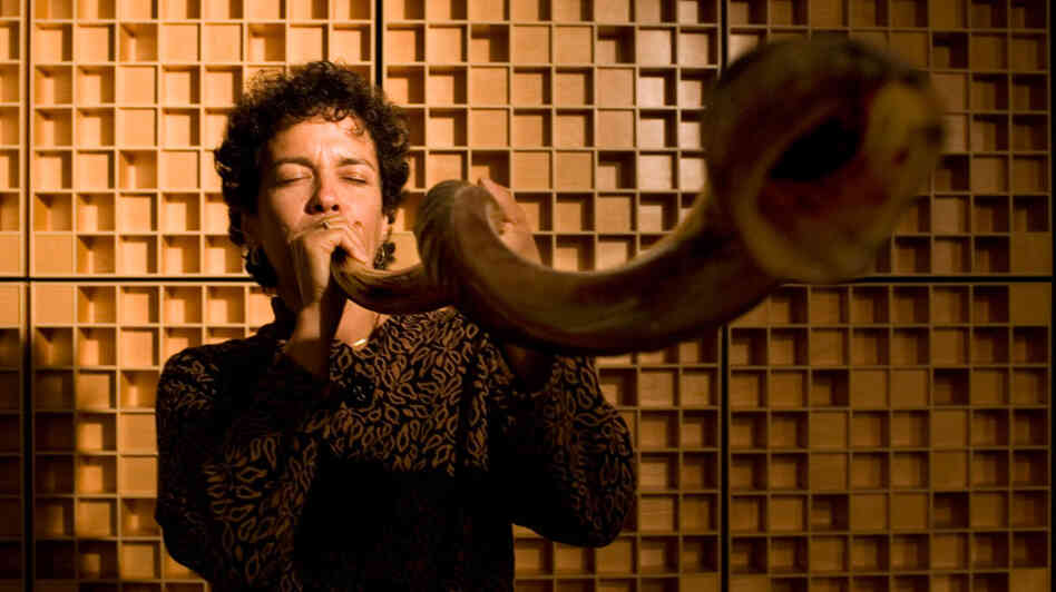 Jennie Litvack blows the shofar