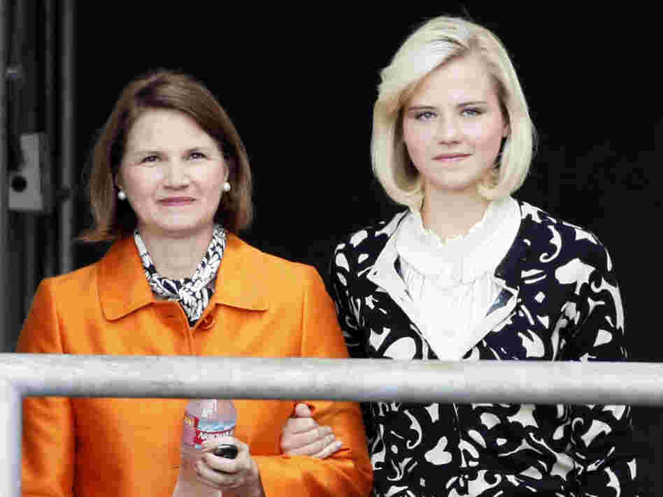 Elizabeth Smart leaves the courthouse with her mother.