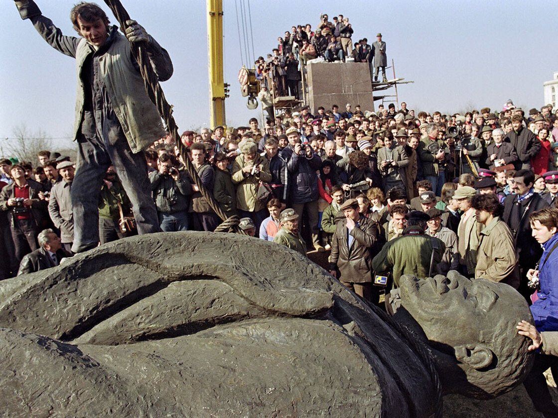 Romanians dismantle a statue of Lenin in Bucharest in 1990.
