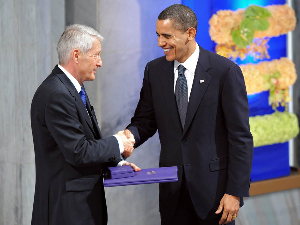Thorbjoern Jagland hands the diploma and medal to Obama