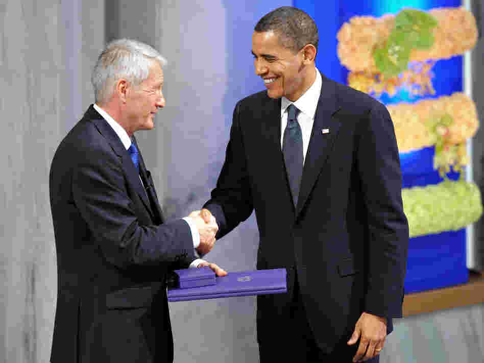 Thorbjoern Jagland hands the diploma and medal to Obama