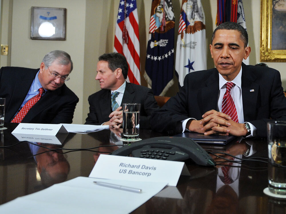 Obama speaks with members of financial services industries
