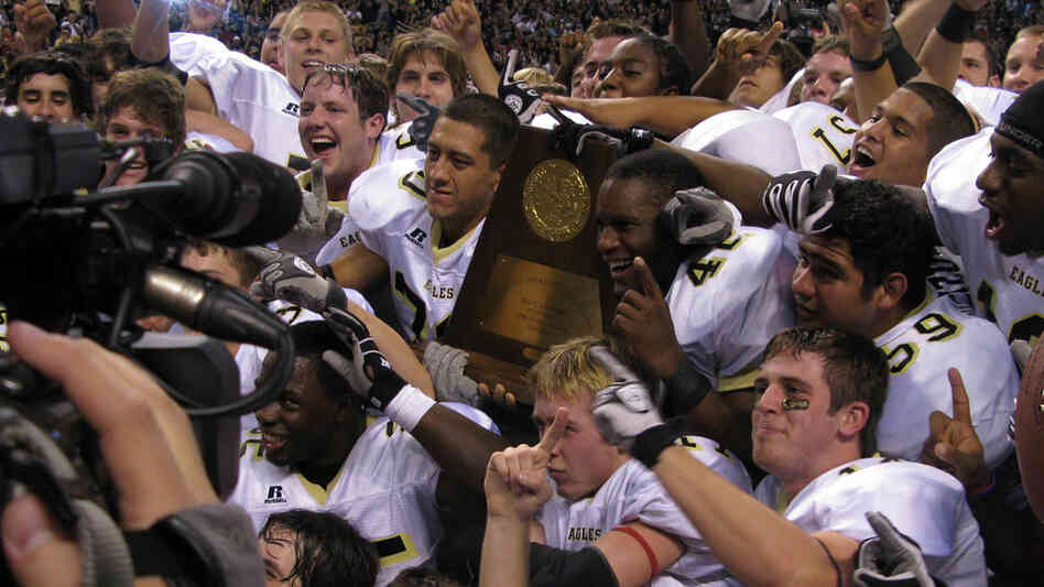 (Wide Image) The 2009 Abilene High School Eagles hold their championship trophy. (Wide Image) The 2009 Abilene High School Eagles hold their championship trophy.