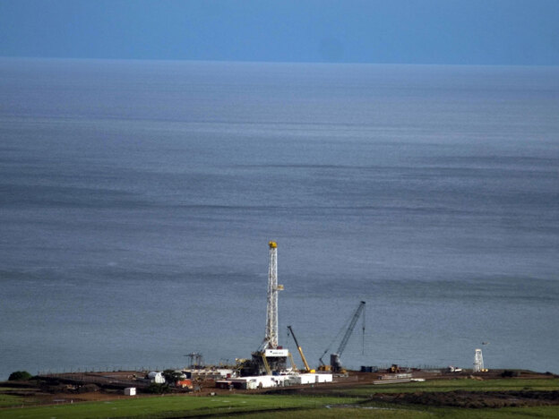 An oil exploration tower is pictured in Tonya on the shore of Lake Albert on April 25, 2008.