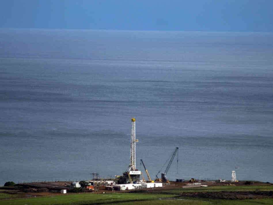 An oil exploration tower is pictured in Tonya on the shore of Lake Albert on April 25, 2008.