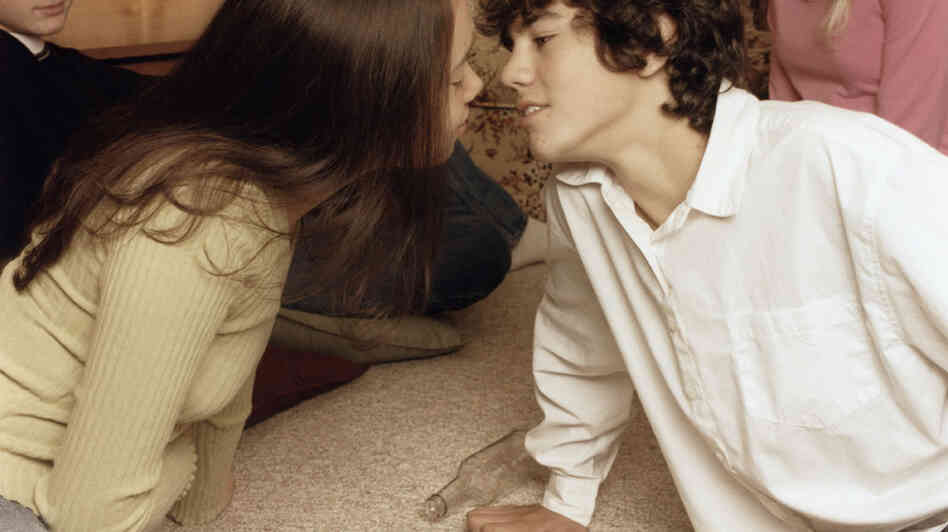 teenagers kissing teenagers kissing