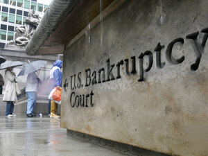 People waited in line outside the U.S. Bankruptcy Court in New York in 2005