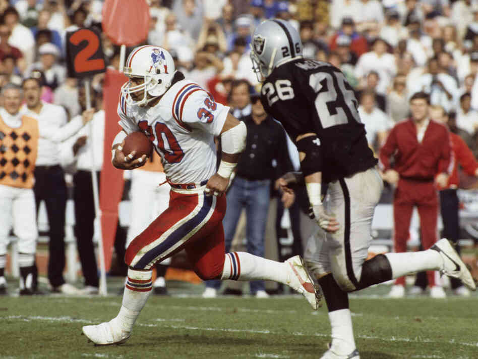 Tatupu (No. 30) carries the ball for the New England Patriots