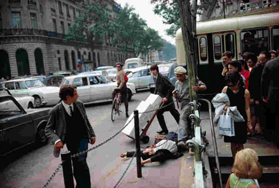 Paris, Fallen Man, 1967 (Joel Meyerowitz/Courtesy of Edwynn Houk Gallery) Paris, Fallen Man, 1967 (Joel Meyerowitz/Courtesy of Edwynn Houk Gallery)