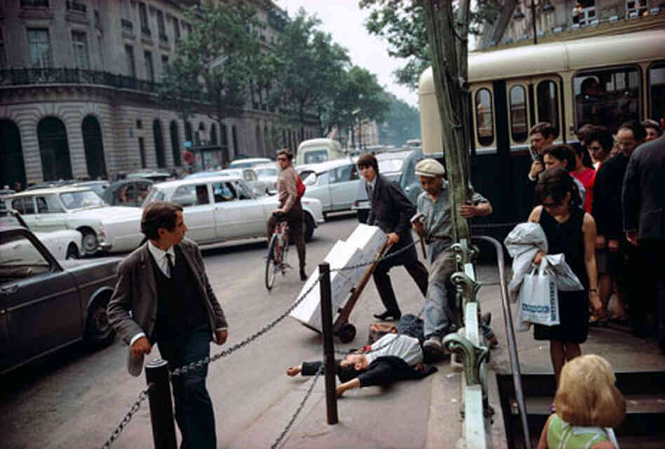 Paris, Fallen Man, 1967 (Joel Meyerowitz/Courtesy of Edwynn Houk Gallery) Paris, Fallen Man, 1967 (Joel Meyerowitz/Courtesy of Edwynn Houk Gallery)