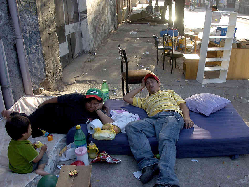 A family rested on mattresses set out on a street in Santiago's Yungay neighborhood.