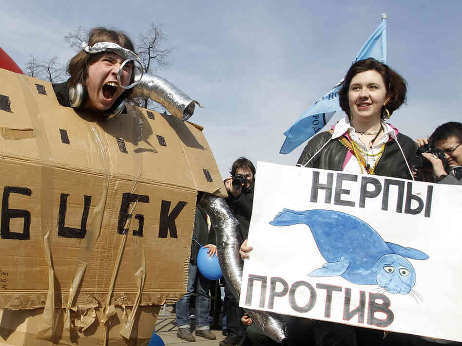 Environmentalists in Moscow protest reopening of Baikalsk paper mill