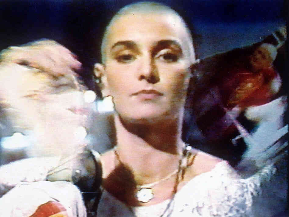 Sinead O'Connor tears up a photo of Pope John Paul II