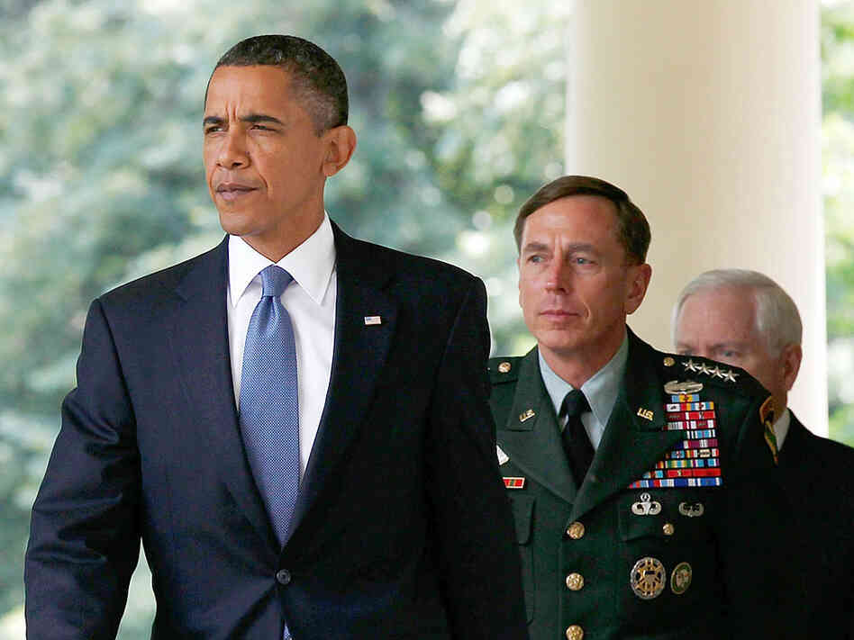 President Obama walks with Gen. David Petraeus to the White House.