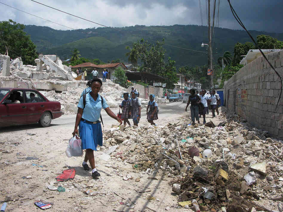 Schoolchildren go to school in Port-au-Prince.