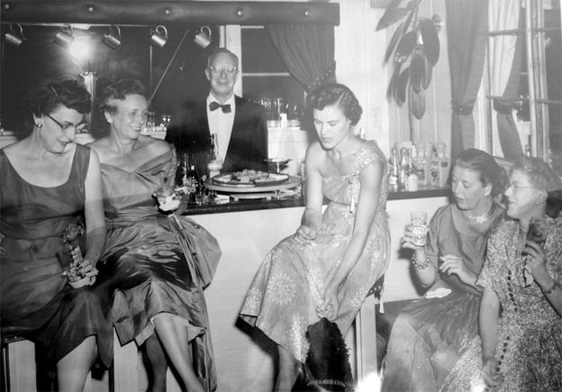 Soon-to-be divorcees visit cocktail hour at Whitney Ranch
