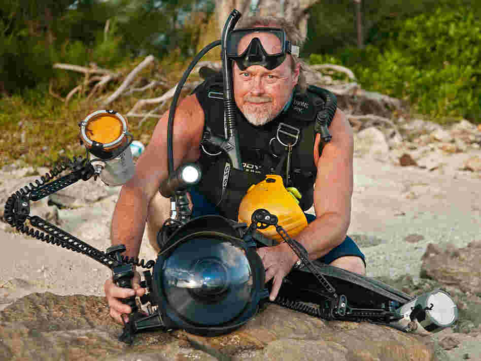 Wes Skiles prepares to film Blue Hole Vortex