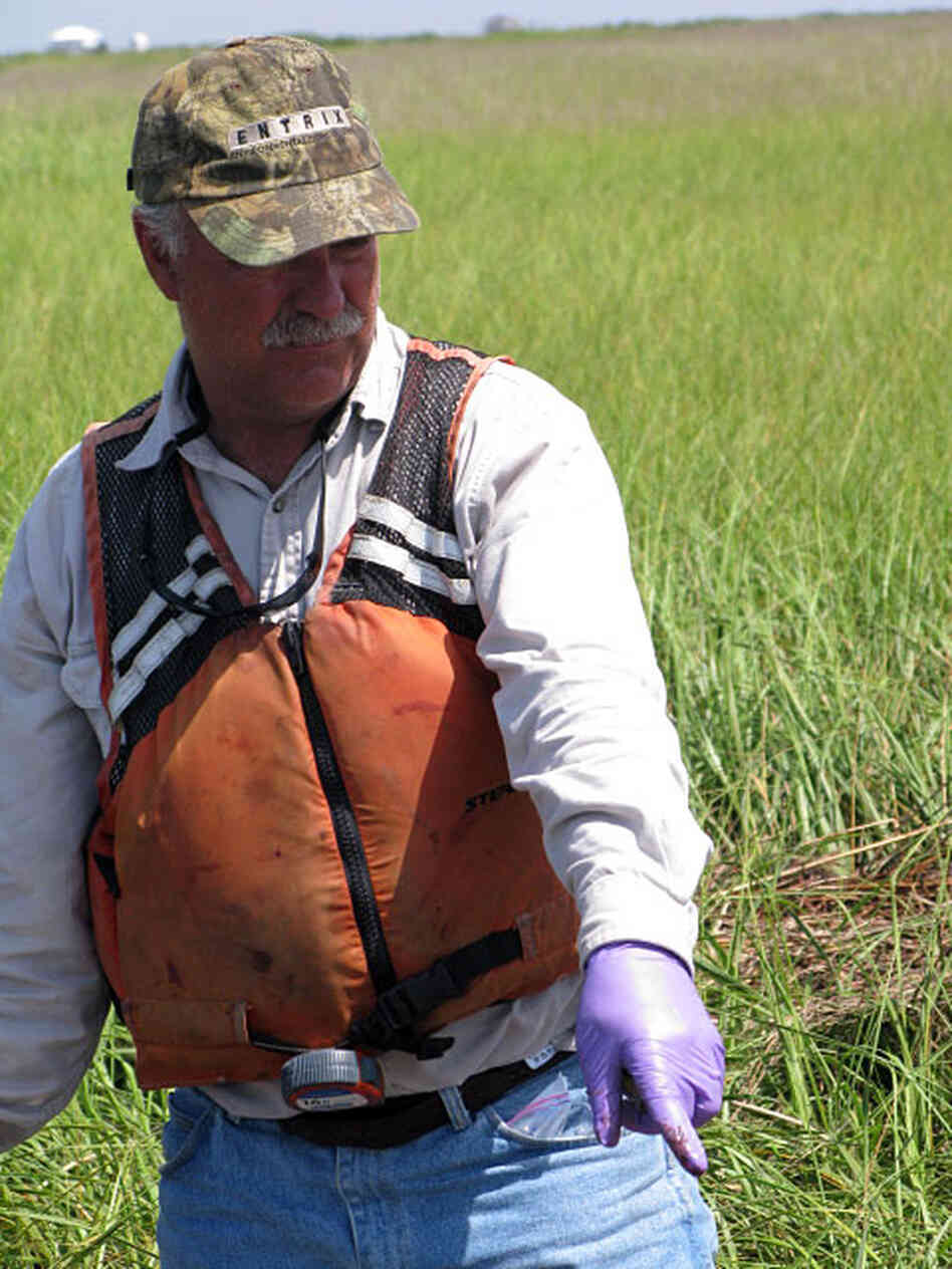 Nailon's glove is oily after sticking his finger into the soil. Nailon's glove is oily after sticking his finger into the soil.
