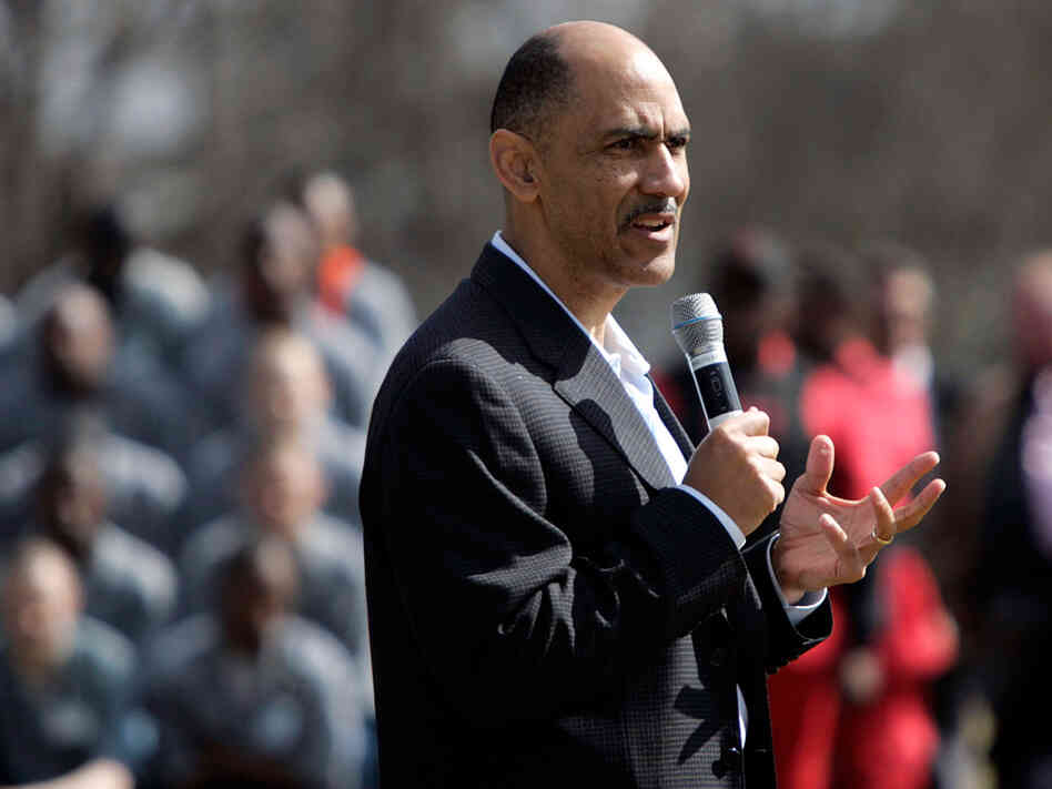 Former NFL coach Tony Dungy talks to inmates at Broad River Road Correctional Complex.