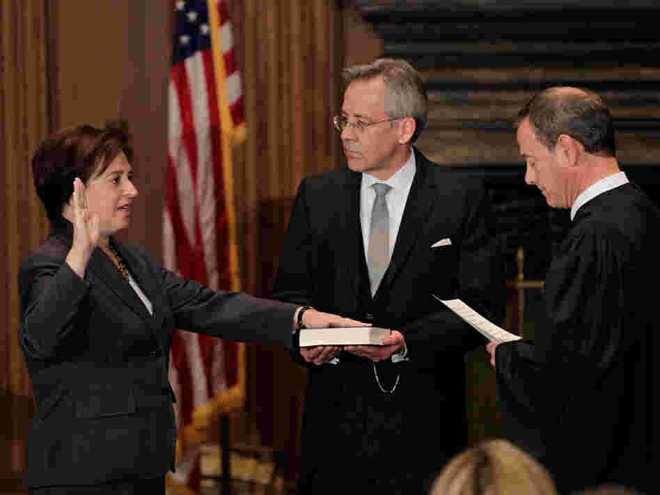 Chief Justice John Roberts administers the judicial oath to Elena Kagan.