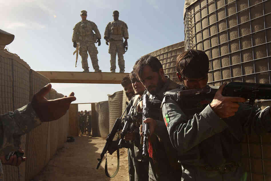 U.S. soldiers train Afghan police