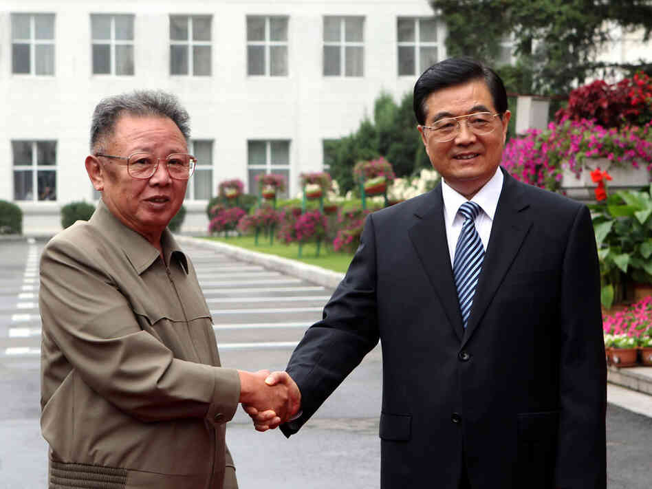 North Korean leader Kim Jong Il (left) and Chinese President Hu Jintao