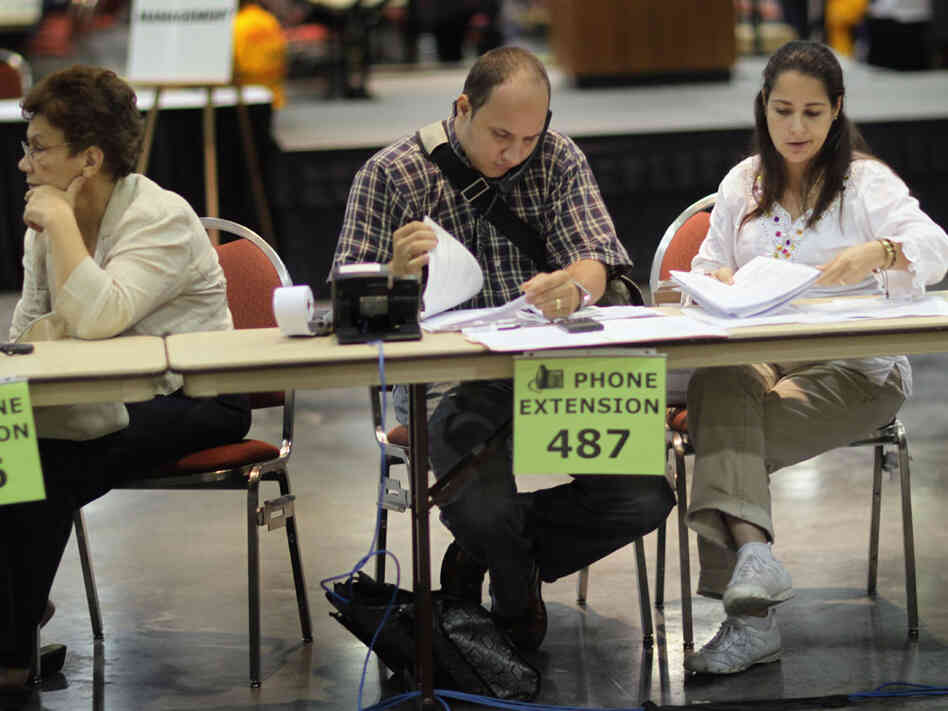 Vincenzo Modugno and Jennifer Mota try to restructure a mortgage loan.