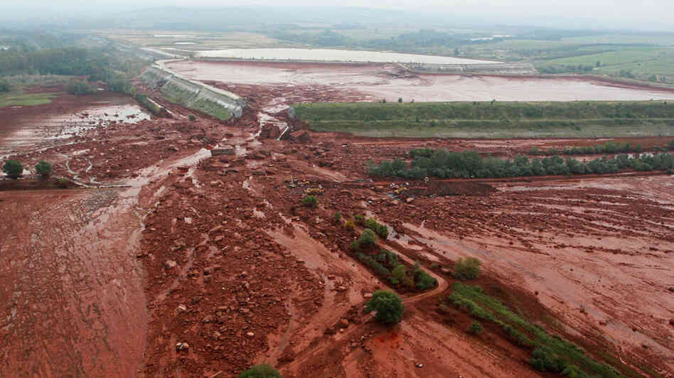 Broken dike in Hungary Broken dike in Hungary