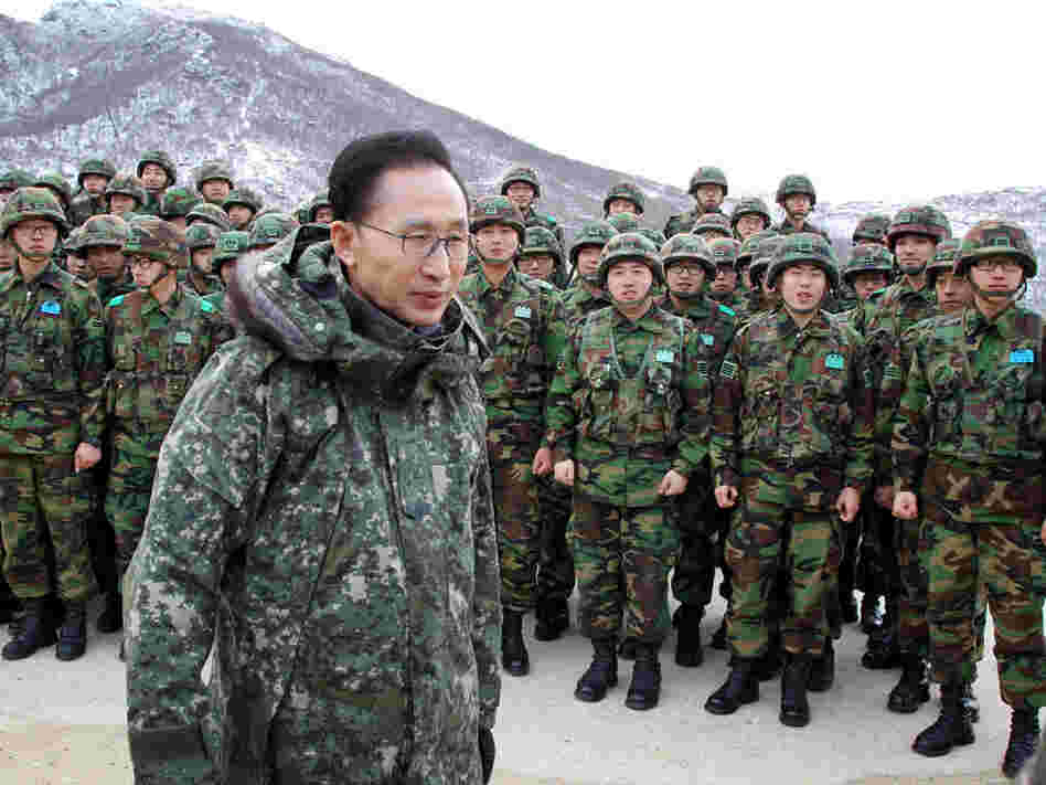 South Korean President Lee Myung-bak (front) visits front-line soldiers, Dec. 23, 2010