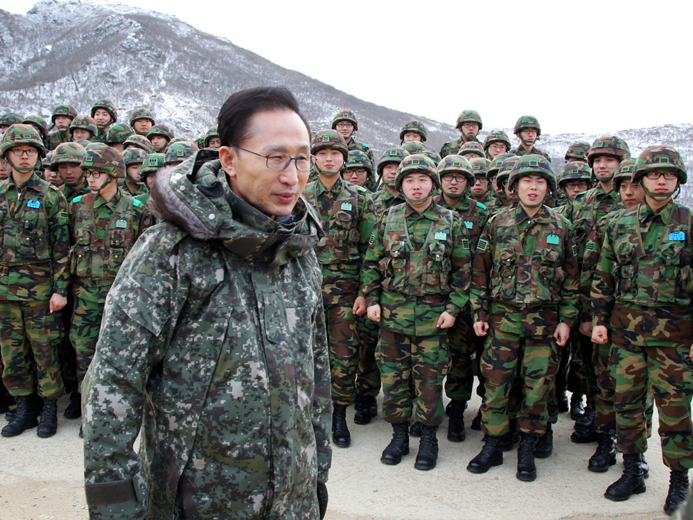South Korean President Lee Myung-bak (front) visits front-line soldiers, Dec. 23, 2010