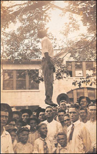 Spectators at the lynching of Lige Daniels in 1920.