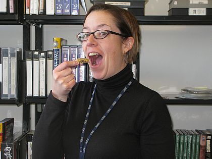 Moe eating cookie