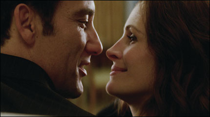 Clive Owen and Julia Roberts in 'Duplicity'