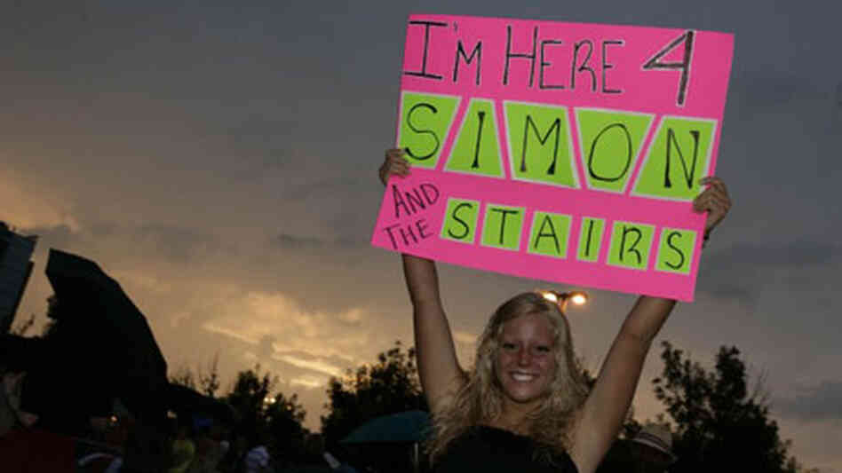 An aspiring contestant at the Chicago American Idol auditions holds up a sign. An aspiring contestant at the Chicago American Idol auditions holds up a sign.