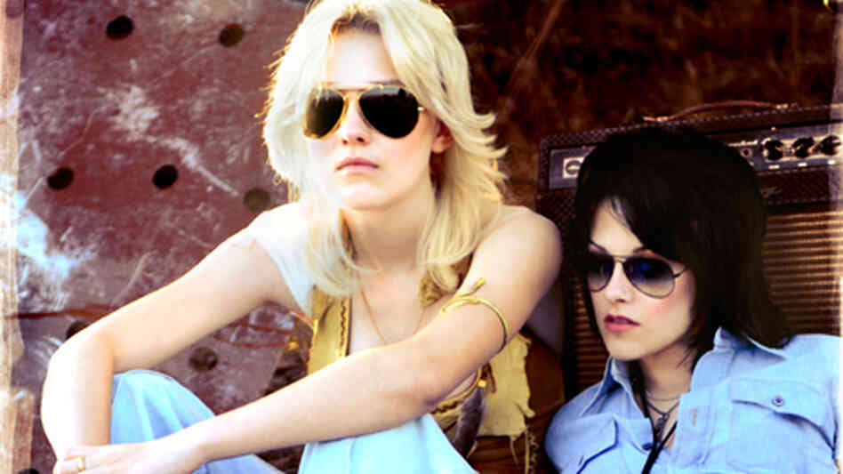 Dakota Fanning and Kristen Stewart in 'The Runaways'. Dakota Fanning and Kristen Stewart in 'The Runaways'.