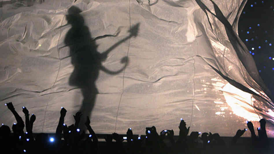 Prince performs at the 2007 Super Bowl. Prince performs at the 2007 Super Bowl.