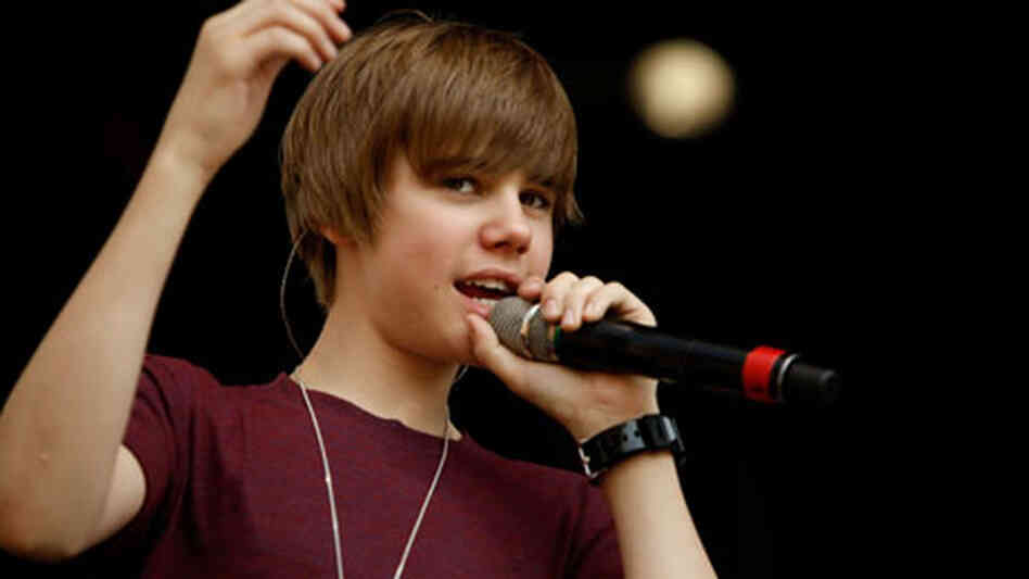 Justin Bieber performs at the White House Easter egg roll on April 5, 2010. Justin Bieber performs at the White House Easter egg roll on April 5, 2010.