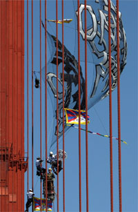 Pro-Tibetan protesters on Golden Gate Bridge