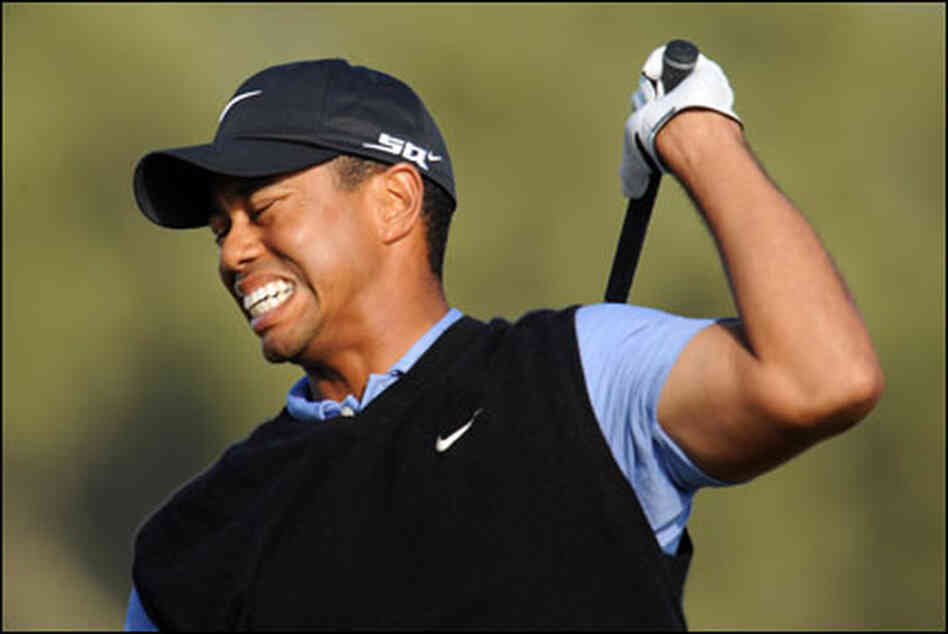 tigerwoodswinces.jpg tigerwoodswinces.jpg