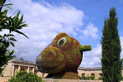 flowering Jeff Koons' sculpture