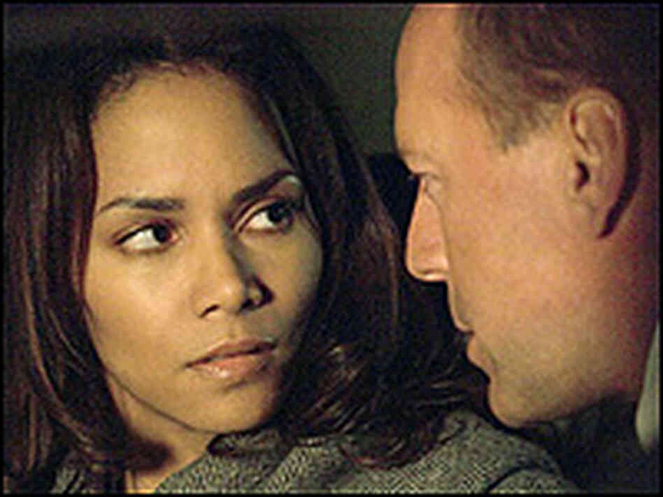 Halle Berry and Bruce Willis in a scene from 'Perfect Stranger.' Halle Berry and Bruce Willis in a scene from 'Perfect Stranger.'