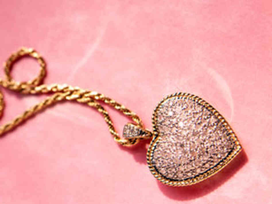Necklace: iStock (300) Necklace: iStock (300)