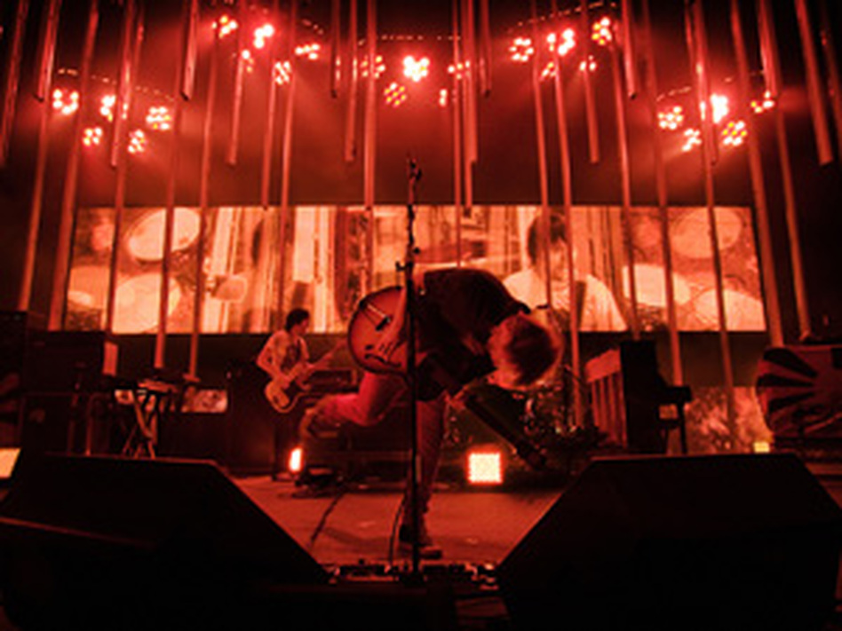 300 Radiohead performing live