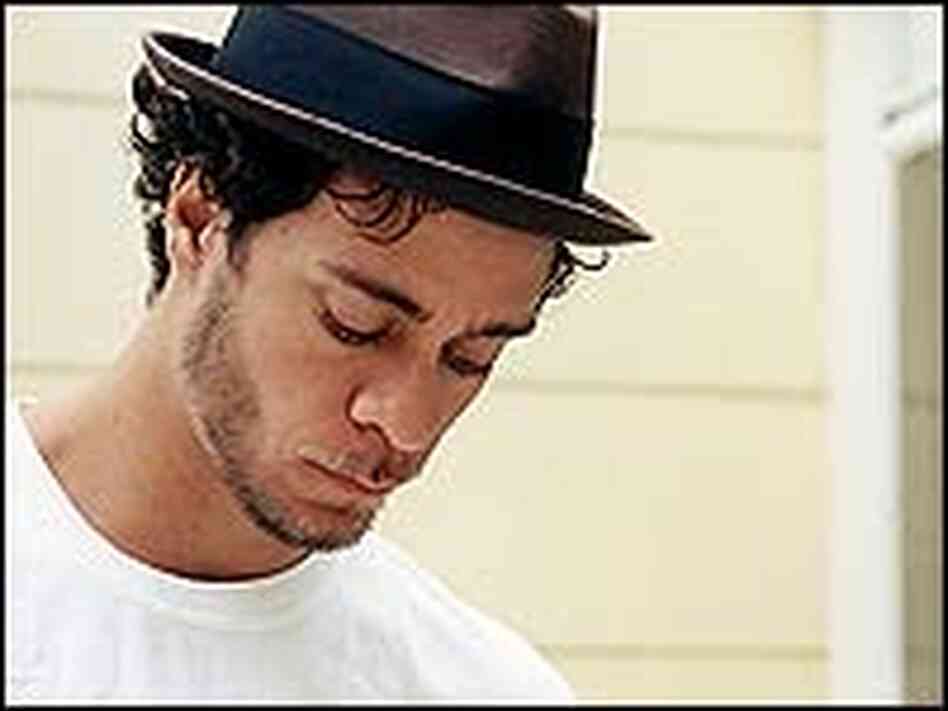 Amos Lee brings a feeling of country sweetness to northern blues. Amos Lee brings a feeling of country sweetness to northern blues.