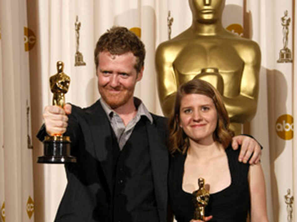 300 Glen Hansard and Marketa Irglova show off their Oscars. 300 Glen Hansard and Marketa Irglova show off their Oscars.