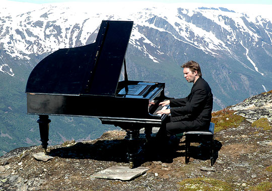 Leif Ove Andsnes plays Grieg in the mountains of Norway.