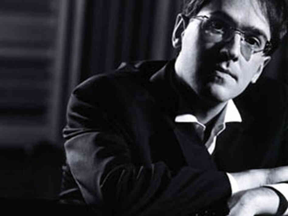 Pianist Roberto Plano Pianist Roberto Plano