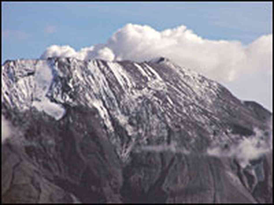 Steam rises from the crater of Mount St. Helens, Oct. 2004 Steam rises from the crater of Mount St. Helens, Oct. 2004