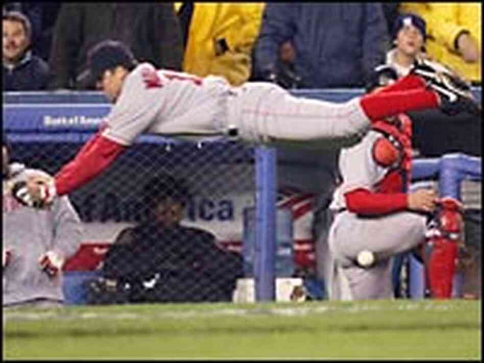 Boston Red Sox Bill Mueller dives. Boston Red Sox Bill Mueller dives.